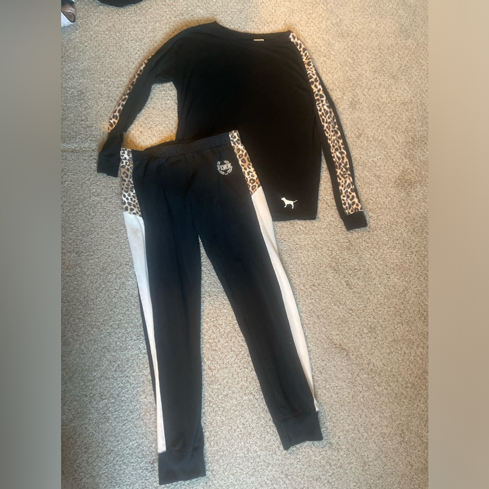 VS PINK LEOPARD LONG SLEEVE SHIRT & JOGGER SET.